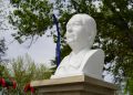 Donan busto de Gabriela Mistral para popular plaza en Molina
