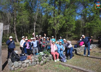Más de 80 adultos mayores de Pelarco visitan Radal Siete Tazas