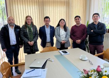 Alcalde de Parral se reúne con empresa Nuevo Sur para abordar mejoras en el suministro de agua potable y reposición de asfalto