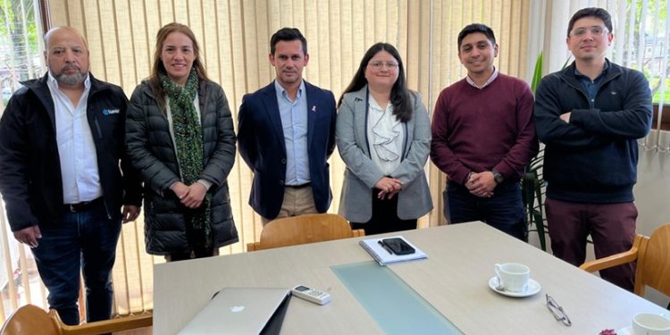 Alcalde de Parral se reúne con empresa Nuevo Sur para abordar mejoras en el suministro de agua potable y reposición de asfalto