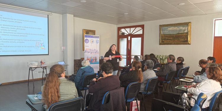 Capacitan líderes comunitarios para fomentar autovalencia