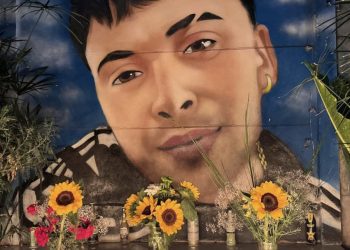 Vecinos rechazan orden de eliminar mural en memoria a joven fallecido