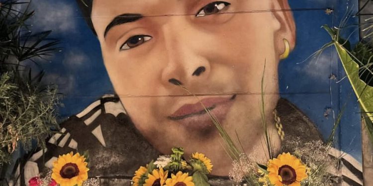 Vecinos rechazan orden de eliminar mural en memoria a joven fallecido