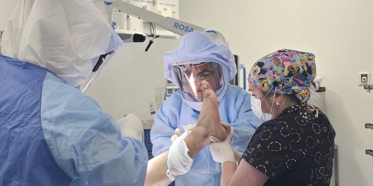 El Hospital de Curicó realizó con éxito la primera cirugía robótica de rodilla en la Región del Maule