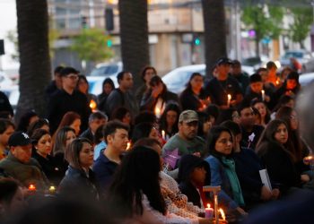 Más de 100 personas participaron en la emotiva “Ceremonia de la Luz” de Maternidad Lila
