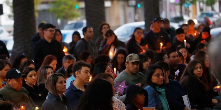 Más de 100 personas participaron en la emotiva “Ceremonia de la Luz” de Maternidad Lila