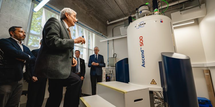 Único en Chile: UTalca inaugura equipo de Resonancia Magnética Nuclear más potente del país