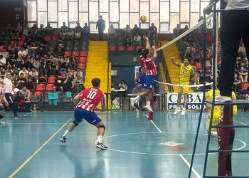 Linares se quedó con 2 puntos en el debut de la Liga de Voleibol