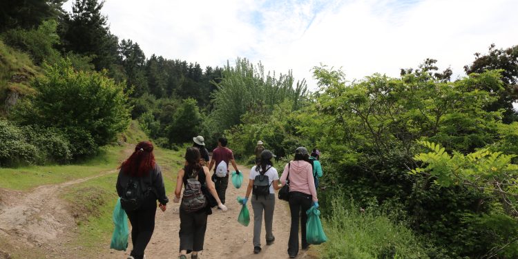 Trekking sustentable organizado por la UCM invitó a la comunidad a limpiar cerro Condell