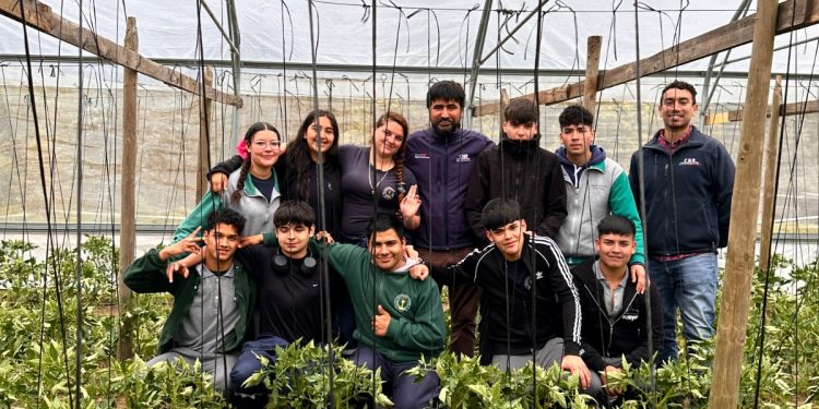 Comisión Nacional de Riego refuerza la formación técnico-profesional con jornadas prácticas de riego en liceos agrícolas del Maule