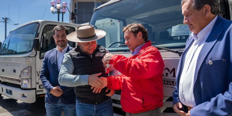 Más motor para las comunas: Gobierno del Maule entrega vehículos que fortalecen el trabajo municipal