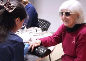 Hospital de Curicó inicia ciclo de talleres de bienestar para pacientes oncológicas junto a Escuela de Estética Integral de AIEP 
