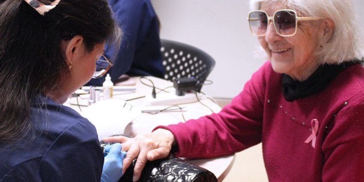 Hospital de Curicó inicia ciclo de talleres de bienestar para pacientes oncológicas junto a Escuela de Estética Integral de AIEP 