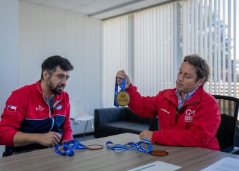 Gobernador del Maule recibe con orgullo al campeón Luis Flores tras su clasificación al Mundial de Paratenis de Mesa