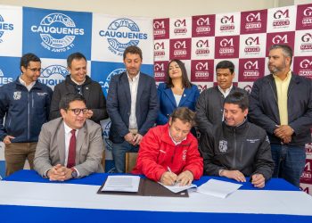 Gobernador y Alcalde firman histórico convenio de conservación vial en centro de Cauquenes