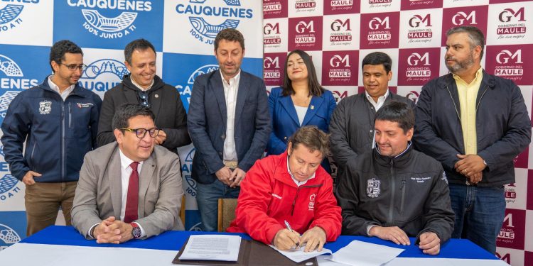 Gobernador y Alcalde firman histórico convenio de conservación vial en centro de Cauquenes