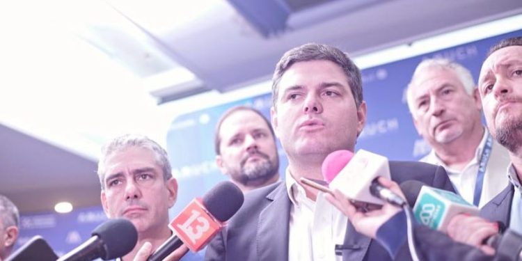 Alcaldes señalan que la falla del SIMCE afecta directamente a los municipios que buscan evitar el traspaso a los SLEP