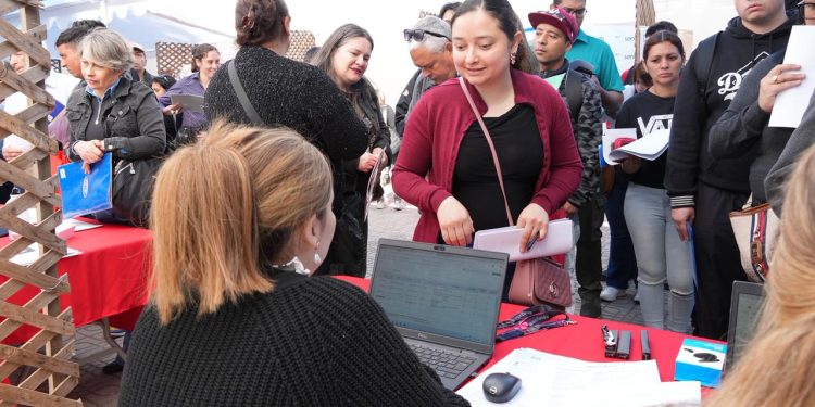 Feria laboral en Plaza de Armas de Talca estará abierta hasta las 14 horas