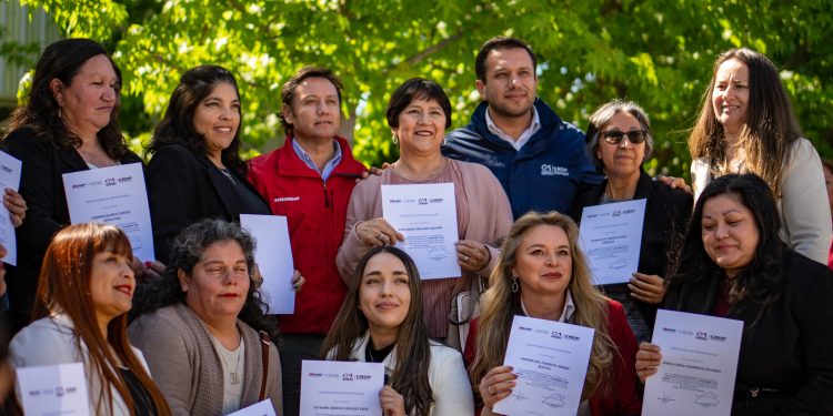 “Cuidando con Amor”: cuidadoras maulinas reciben certificación gracias a alianza entre CRDP y AIEP