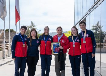 Gobernador del Maule recibe a destacados deportistas del Club Kaif Curicó tras su exitosa participación en el Panamericano de Gimnasia Aeróbica en Uruguay