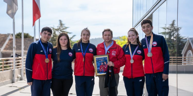 Gobernador del Maule recibe a destacados deportistas del Club Kaif Curicó tras su exitosa participación en el Panamericano de Gimnasia Aeróbica en Uruguay