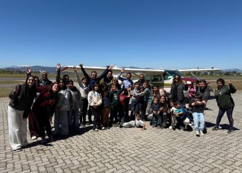 Niños de escuela rural de Molina viven su primer vuelo gracias a exalumno que hoy es piloto privado