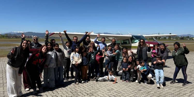 Niños de escuela rural de Molina viven su primer vuelo gracias a exalumno que hoy es piloto privado