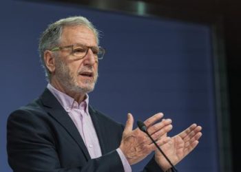 Biministro García anuncia que empresas generadoras restituirán sobrecostos en cuentas de electricidad a partir de enero de 2026: Sepa cuánto es