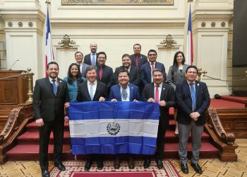 Senador Juan Castro se reune con delegación de El Salvador para fortalecer la cooperación bilateral en educación