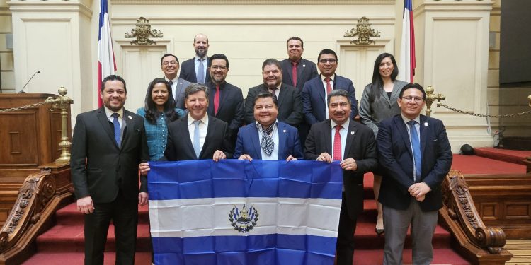 Senador Juan Castro se reune con delegación de El Salvador para fortalecer la cooperación bilateral en educación