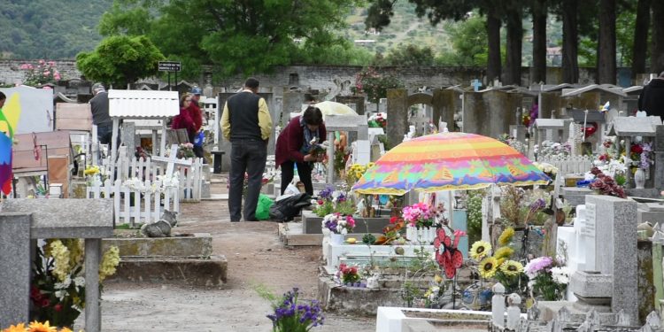 Obispo Galo Fernández celebrará misas en cementerios de Curicó y Talca