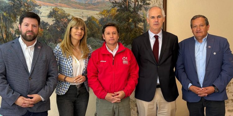 Gobernador viaja a Valparaíso para solicitar mayor autonomía y fondos de emergencia a los Gobiernos Regionales