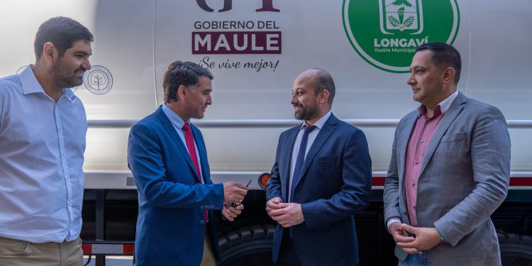 Longaví refuerza su capacidad sanitaria con nuevo camión limpia fosas gracias al apoyo del Gobierno del Maule