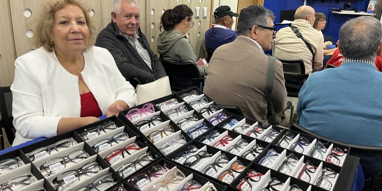 Fundación CChC y empresas constructoras realizan operativo de salud y oftalmología para jubilados del sector