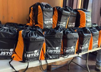 Realizan charla y entrega kits de resiliencia energética “Programa Siempre Listos” en Constitución