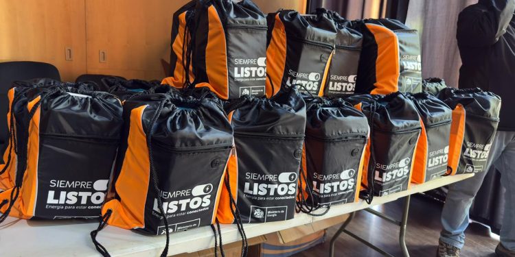 Realizan charla y entrega kits de resiliencia energética “Programa Siempre Listos” en Constitución