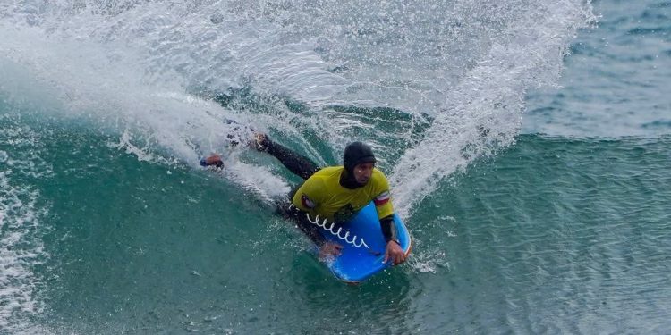 Leyenda mundial del bodyboard, Mike Stewart, se queda con el primer lugar del Memorial SQR 2025 en Pelluhue