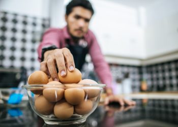 Advierten riesgo de salmonella en huevos sin control sanitario