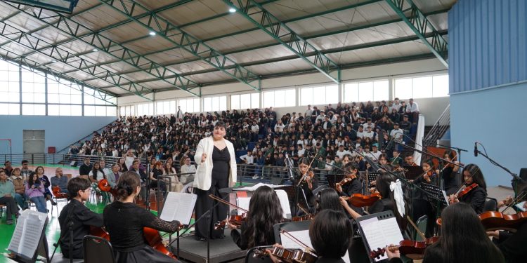 Orquesta Infantil y Juvenil del TRM realizó concierto de extensión en el Liceo Pablo Neruda de Talca
