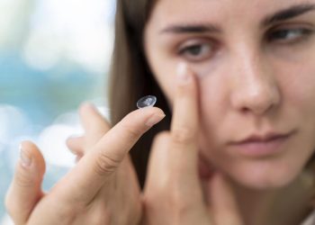 Lanzan lentes de contacto capaces de filtrar hasta el 60% de la luz azul-violeta emitida por dispositivos digitales