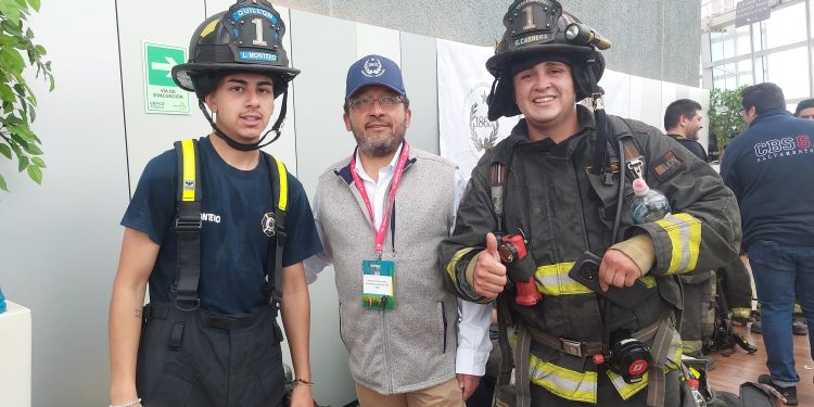 Récord de 2.300 bomberos celebran 10° aniversario de “Corremos por la Vida” en el Costanera Center