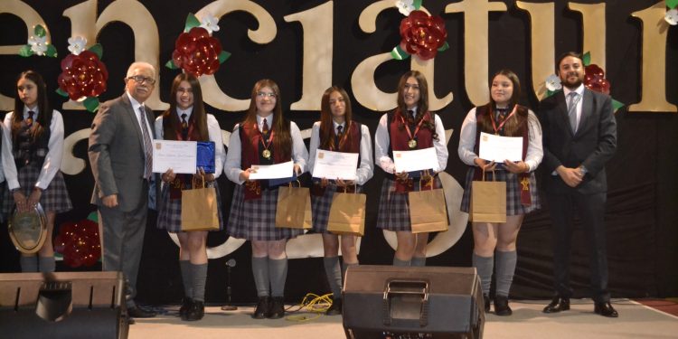 Con gran emoción Liceo Bicentenario de Cauquenes licencia a sus cuartos medios