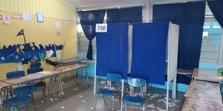 Colegio de Profesores critica decisión de no suspender clases en colegios utilizados como centros de votación