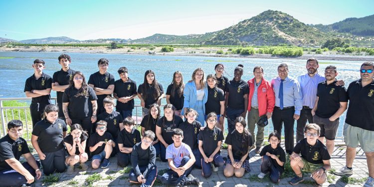 Gobernador entrega indumentaria deportiva al Club de Canotaje de San Javier