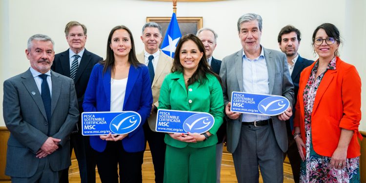 Pescadores Industriales presentan a Cancillería la recertificación internacional que acredita al jurel chileno como pesquería sostenible