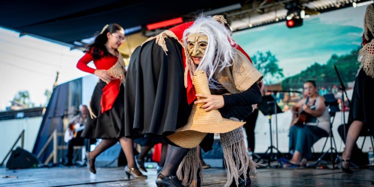 Los Crack del Puerto encendieron la jornada sabatina en la Feria del Folclore de Huilquilemu