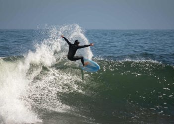 Talento maulino y estrellas del surf se reúnen en Curanipe: “Primavera Surf” busca consolidar a Pelluhue como epicentro del surf en el sur de Chile