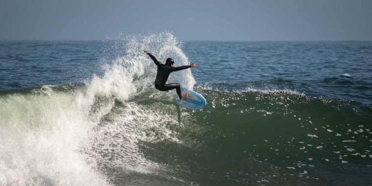 Talento maulino y estrellas del surf se reúnen en Curanipe: “Primavera Surf” busca consolidar a Pelluhue como epicentro del surf en el sur de Chile