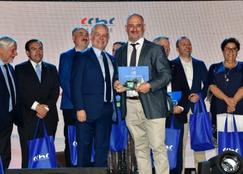 CChC Maule entrega libro conmemorativo de sus 40 años a autoridades y socios invitados a su fiesta de aniversario