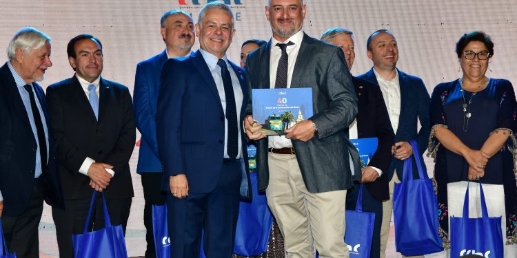 CChC Maule entrega libro conmemorativo de sus 40 años a autoridades y socios invitados a su fiesta de aniversario